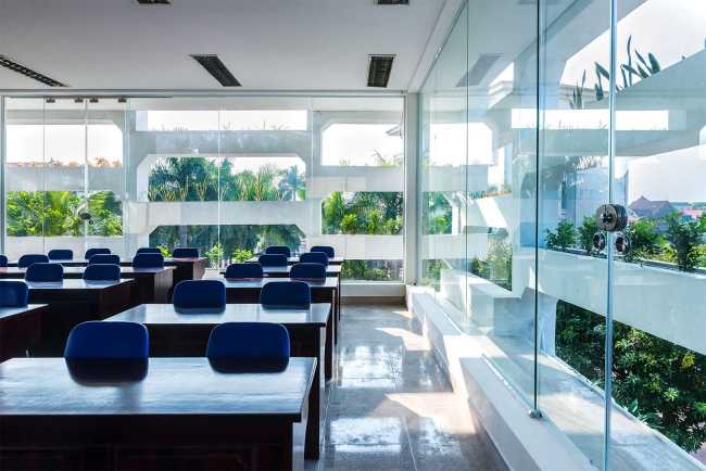 Intérieur d'un bâtiment gouvernemental avec une façade vitrée